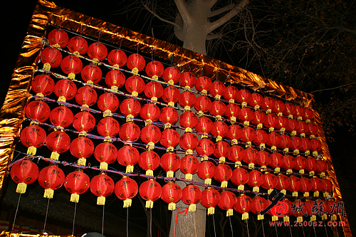 快讯：第一声钟声响起 市民安静聆听